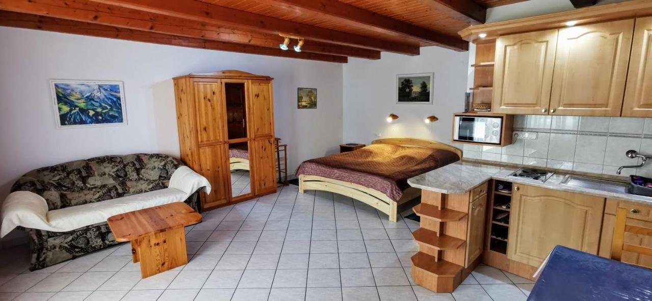 Magyar Apartmanhazak I-iii. * Zalakaros