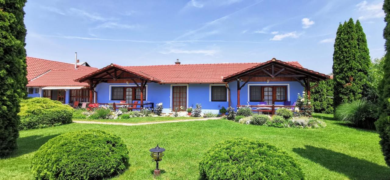 Magyar Apartmanhazak I-iii. *