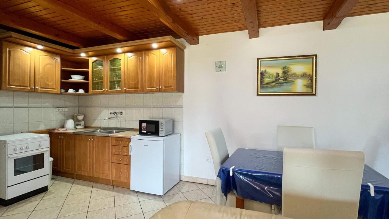 Magyar Apartmanhazak I-iii. Apartment