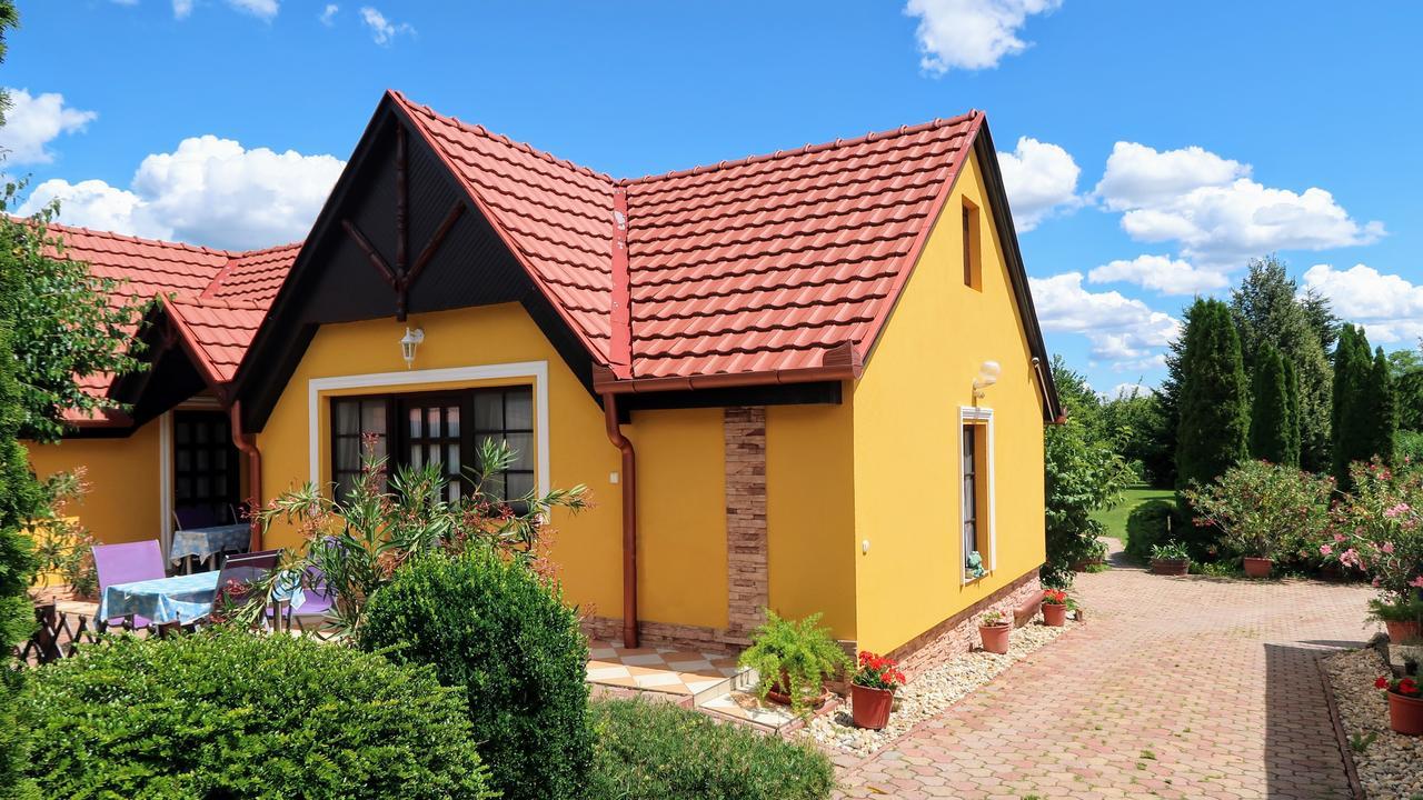 Magyar Apartmanhazak I-iii. * Zalakaros